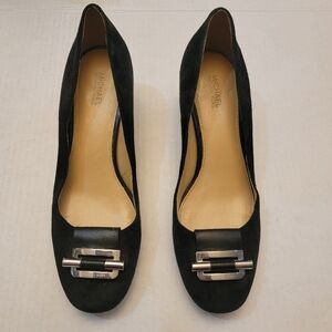 MICHAEL KORS Gloria Kiltie Suede Mid Pump Womens 7.5M Black